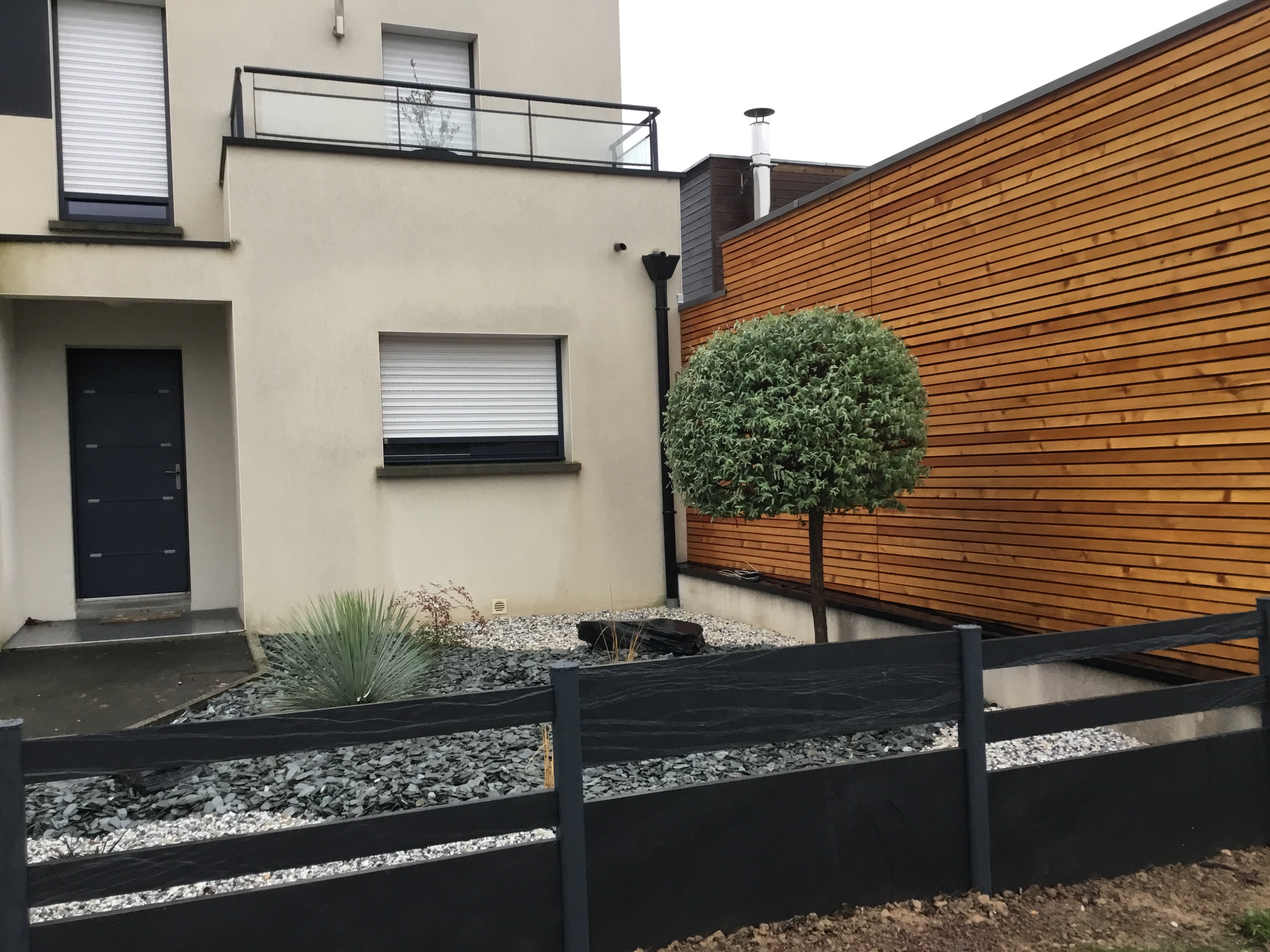 Clôture ajourée en poteaux aluminium et lames ardoise