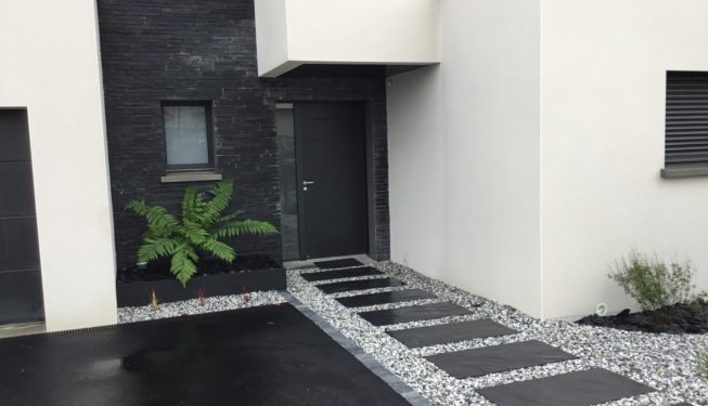 Stationnement en enrobé / Entrée piétonne en pas japonais