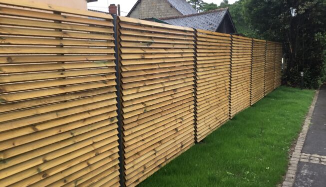 Panneaux bois style persiennes
