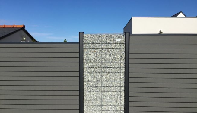 Clôture brise-vue avec gabions remplissage galets