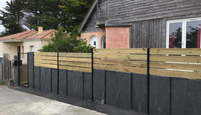 Clôture avec soubassement ardoise et remplissage bois