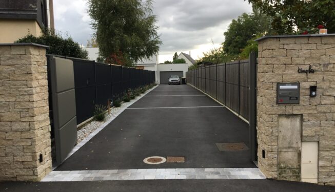 Muret et couloir d'entrée avec chaînettes séparatives